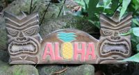 Aloha Schild mit Tikis